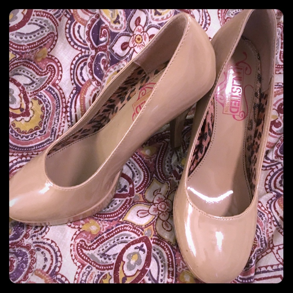 Unlisted by Kenneth Cole heels size 8